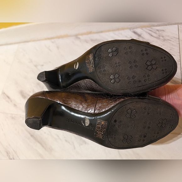 Women's shoe - Picture 2 of 3